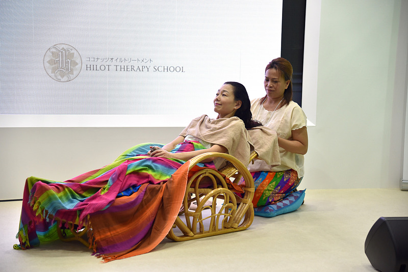 ヒロットマッサージのステージでは、施術に関する知識を丁寧にレクチャー