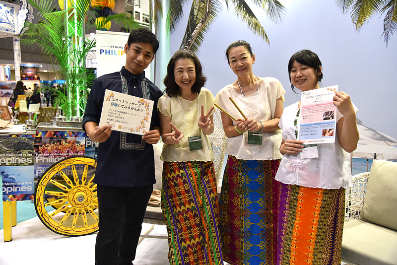 ステージプログラムとともに実際にマッサージを体験できるスペースも用意