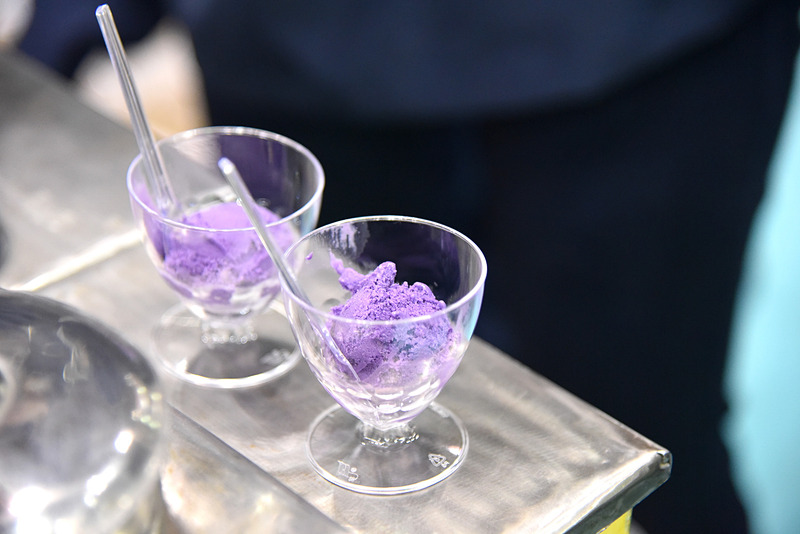 ステージ鑑賞後にはウベのアイスクリームの試食タイムがある