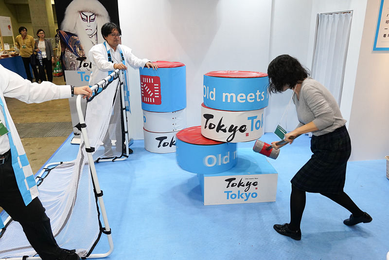 だるま落としにチャレンジして、景品をゲット