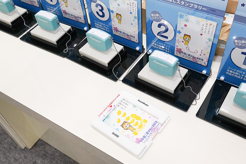 ハンコで有名なシヤチハタのブース。複数回押すと多色刷りの絵はがきが完成する