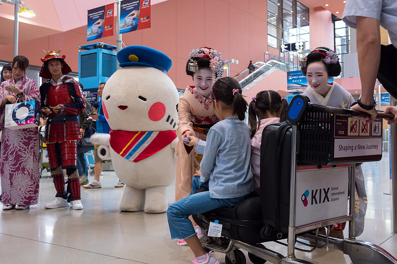 関西国際空港の国際線到着口でウェルカムグリーティングがスタート。10月3日まで行なわれる