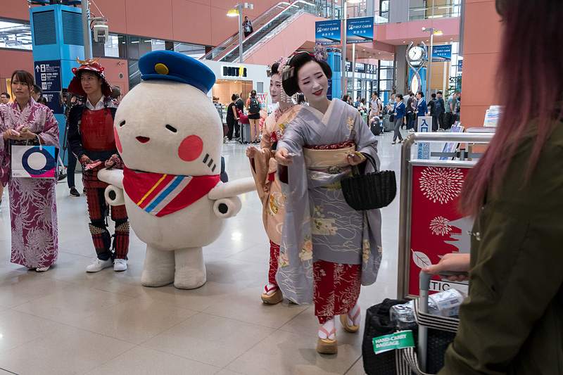 国際線の到着客を歓迎するウェルカムグッズをプレゼント。舞妓さんやサムライ、浴衣や法被のスタッフに加え、そらやんも参加