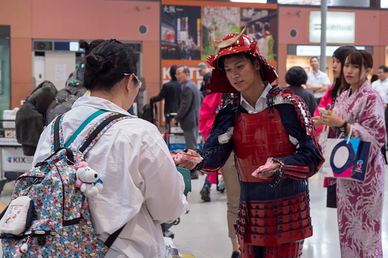 国際線の到着客を歓迎するウェルカムグッズをプレゼント。舞妓さんやサムライ、浴衣や法被のスタッフに加え、そらやんも参加