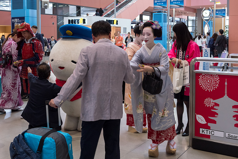 国際線の到着客を歓迎するウェルカムグッズをプレゼント。舞妓さんやサムライ、浴衣や法被のスタッフに加え、そらやんも参加