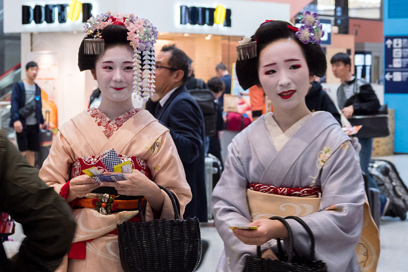 国際線の到着客を歓迎するウェルカムグッズをプレゼント。舞妓さんやサムライ、浴衣や法被のスタッフに加え、そらやんも参加