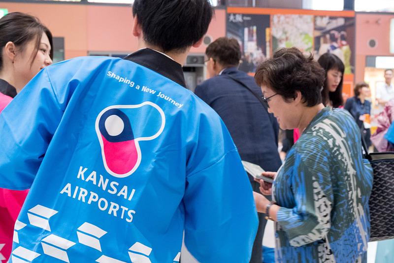 国際線の到着客を歓迎するウェルカムグッズをプレゼント。舞妓さんやサムライ、浴衣や法被のスタッフに加え、そらやんも参加