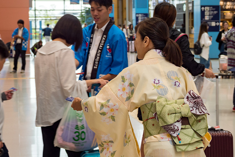 国際線の到着客を歓迎するウェルカムグッズをプレゼント。舞妓さんやサムライ、浴衣や法被のスタッフに加え、そらやんも参加