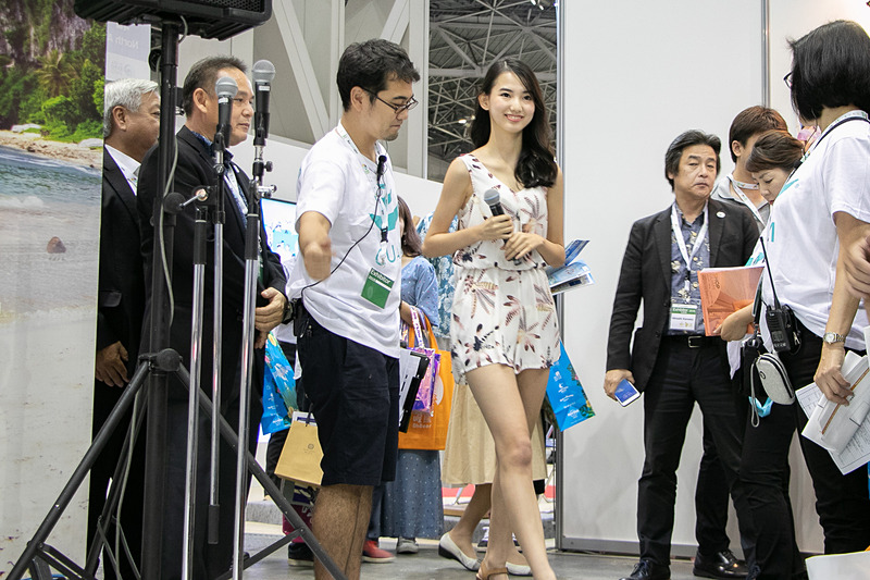 グアムブースのステージに黒木麗奈さんが登場