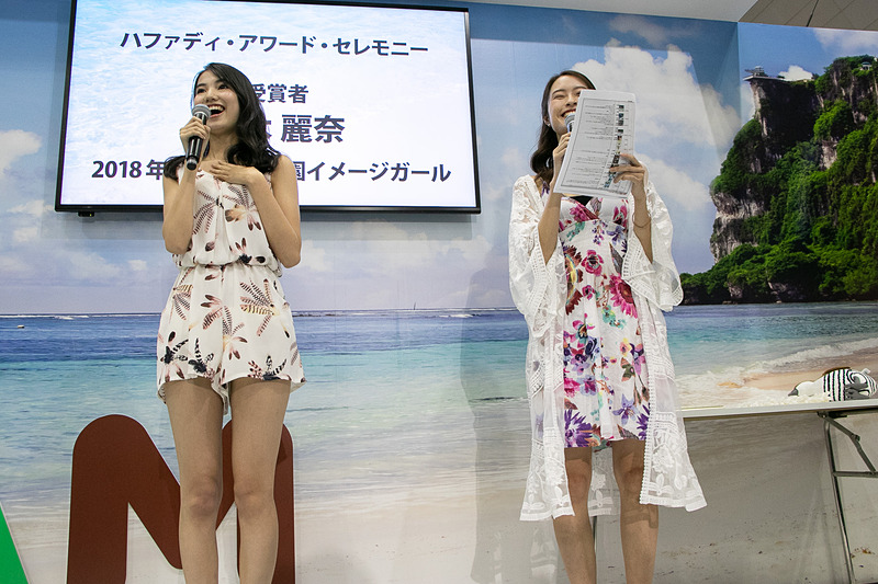 グアムブースのステージに黒木麗奈さんが登場