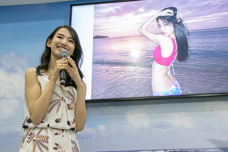 ツーリズムEXPOジャパン2018のグアムブースに設けたステージで、2018年三愛水着楽園イメージガールの黒木麗奈さんのトークショーが行なわれた