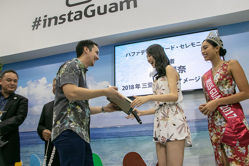 感謝状やシェルレイなどが黒木麗奈さんへ贈られた