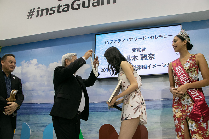 感謝状やシェルレイなどが黒木麗奈さんへ贈られた