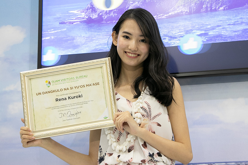 感謝状やシェルレイなどが黒木麗奈さんへ贈られた