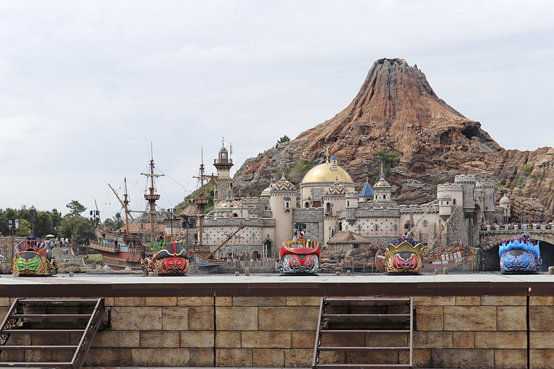 メディテレーニアンハーバーにヴィランズたちを乗せた5隻の船が登場