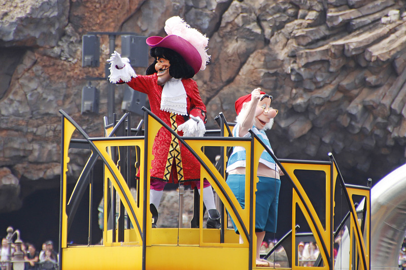 ピーター・パンの悪役「キャプテン・フックとミスター・スミー」