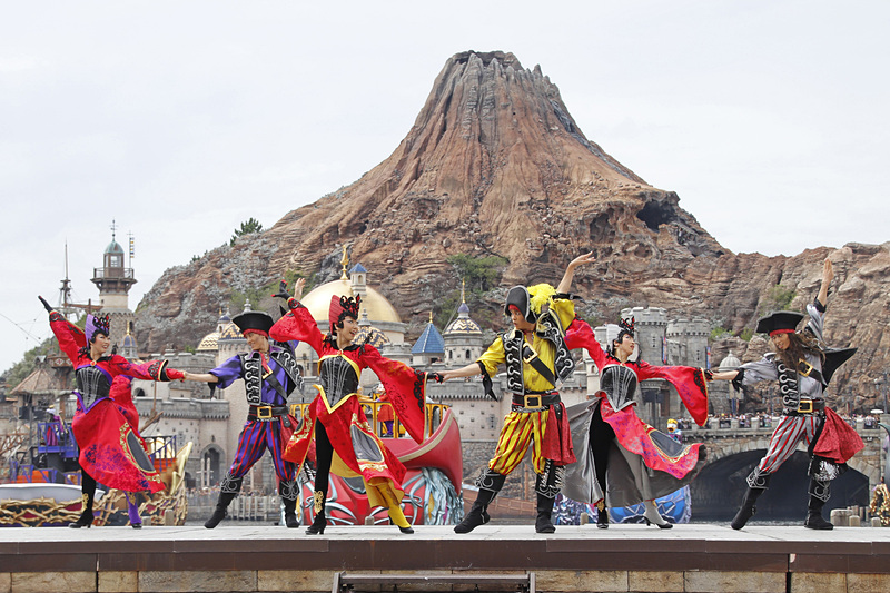 キャプテン・フックが“気品”をアピール。海賊たちは優雅な社交ダンスを披露