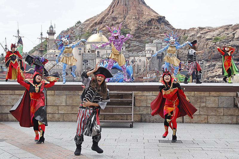 ハデスがタイタン族とともに“ユーモア”をアピール。海賊たちとともにハーバーを盛り上げる