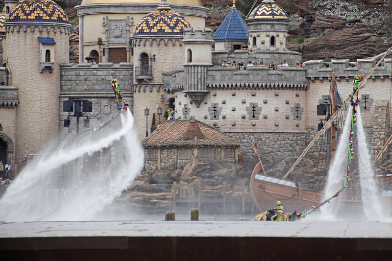 ハーバーには水上バイクが登場！ 太いイバラを操り水上でアクロバットな動きを披露する