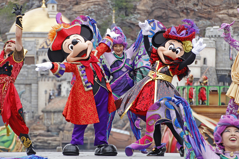 ヴィランズの手下たちと盛大にハロウィーンを祝う