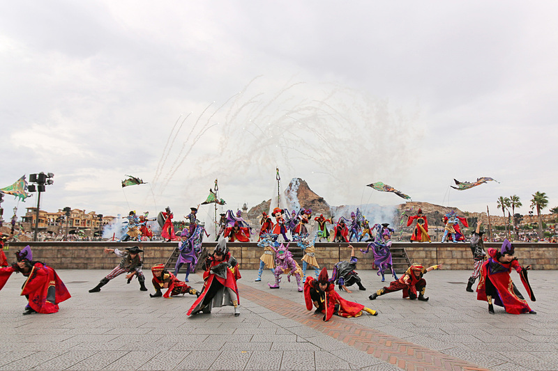 パイロや水上バイクも加わり、ハロウィーンパーティはフィナーレへ