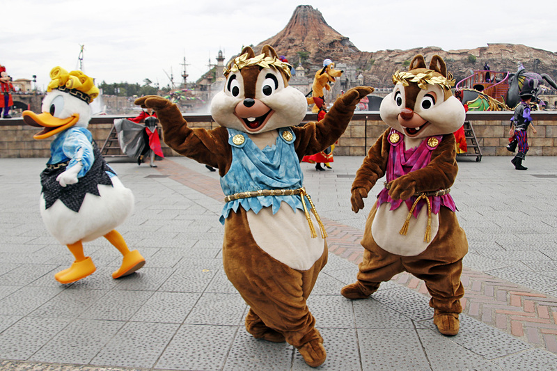 ドナルドダックやチップとデールもピアッツァ・トポリーノ前の広場へ