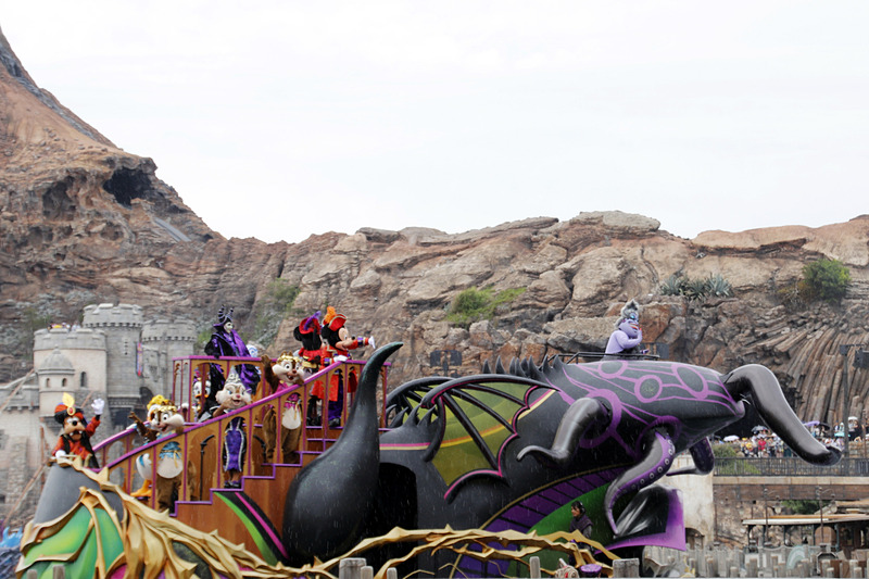 キャラクターたちはアースラの魔法で変身した船に乗船