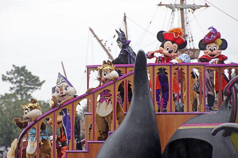 ハーバーを周回してゲストたちに手を振りながら去って行く