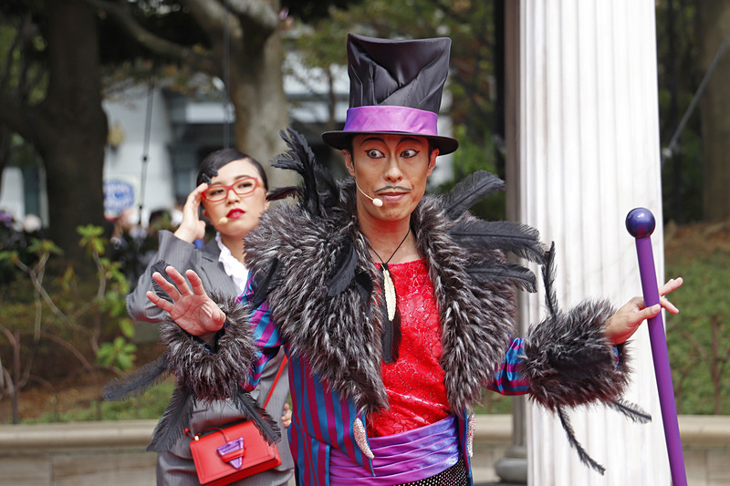 今年も司会はミスターVと助手のミス・スキャター