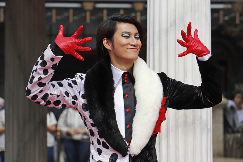 両手を広げるミスター・ダルメシアンのポーズ