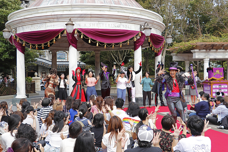 会場から選ばれた4人が前に連れ出され、会場と一緒にリクルーティング