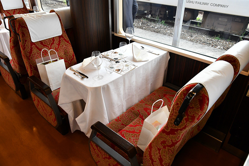 2人1組が向かい合って座れるようにボックス席が設定されていた