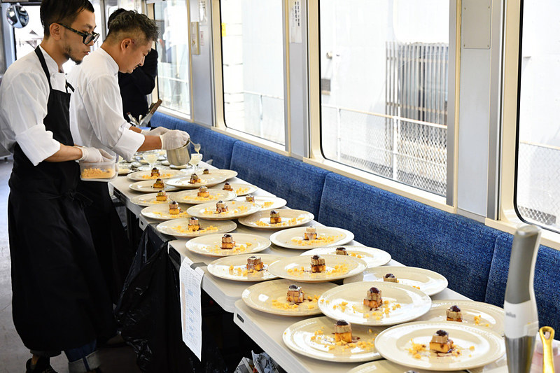 出発前から1皿目の準備が進む