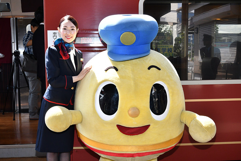 司会を務めたCA（客室乗務員）の中尾涼子氏とちくまる