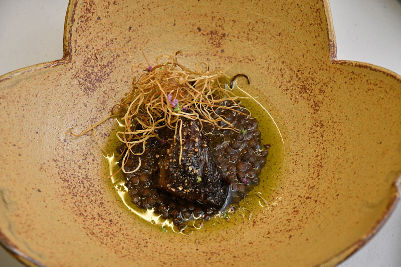 「博多和牛ホホ肉とレンズ豆 八女茶の香りオイル」