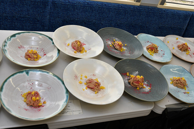 バリエーションも豊富な上野焼によって、向かい合って食べる楽しみも用意されていた