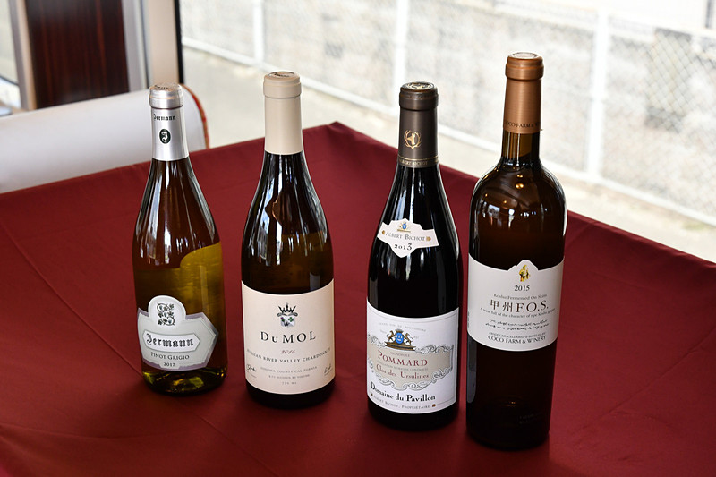 今回用意されたワイン。左からイエルマン ピノ・グリージョ、デュモル シャルドネロシアン リヴァー ヴァレー、ポマール・クロ・デ・ユルスリーヌ・モノポール、ココ・ファーム・ワイナリー 甲州 F.O.S。このほかにボランジェ・ロゼ・リミテッド・エディションの計5種が用意されていた