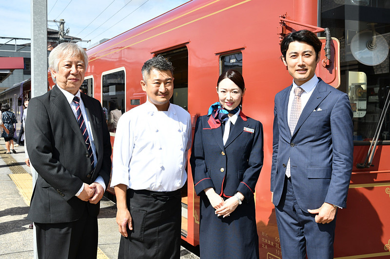 左から、今回の企画をまとめた日本航空株式会社 経営企画本部 地域活性化プロデューサー 九州・山口地区担当の武知真一氏、「アニオン（福岡市中央区）」のシェフの本田フトシ氏、CAの中尾涼子氏、サービスを担当した宮崎辰氏