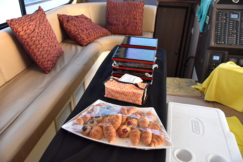 船の中はソファとテーブルが置かれ、ゆったりできるスペースを確保。もちろんお手洗いも奥にある