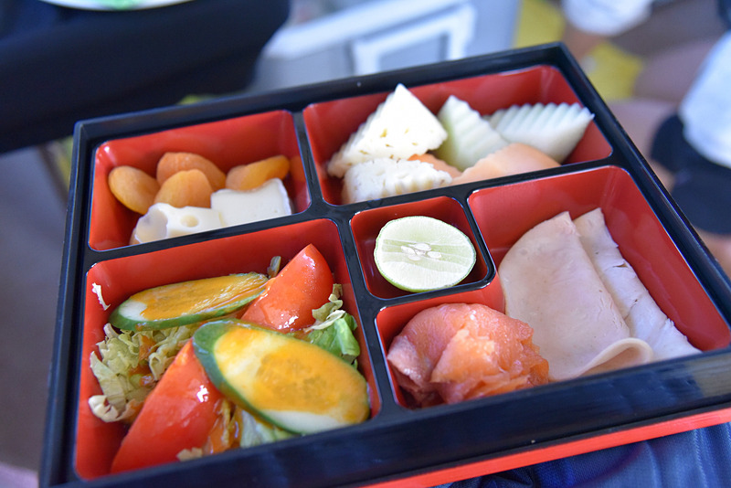 1人ずつ渡されるボックスの中にはサラダやチーズなどがたっぷり