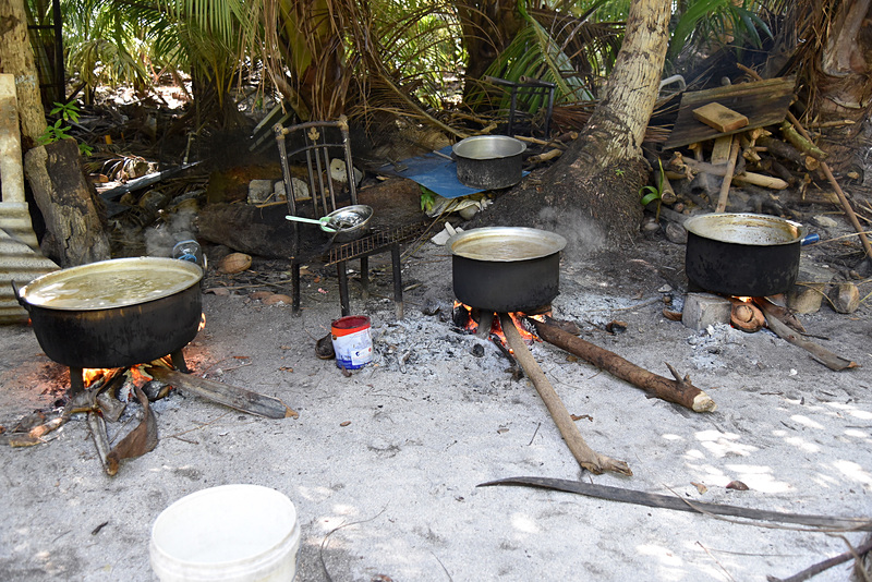 モルディブの家庭に必ずあるRihaakuruを作っていた