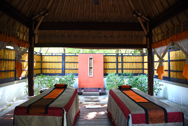 扉の奥には開放的で落ち着いた空間が広がる