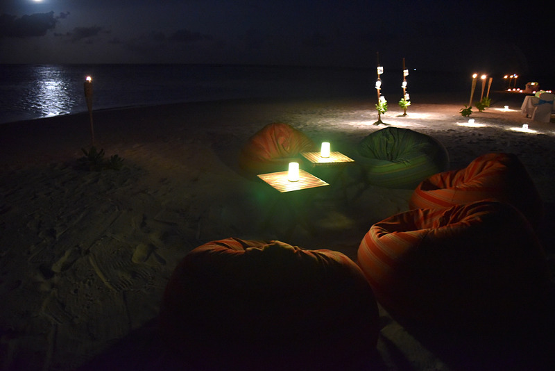 ビーチにソファが用意されている