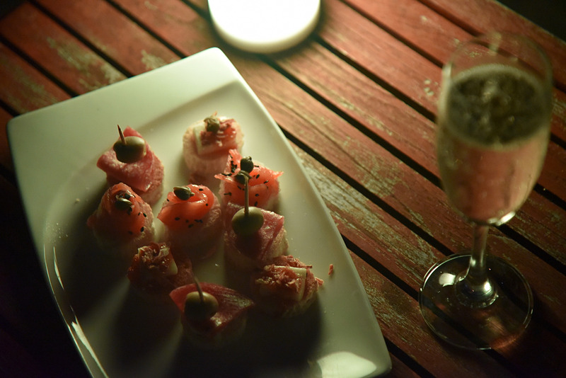 シャンパンとカナッペで乾杯