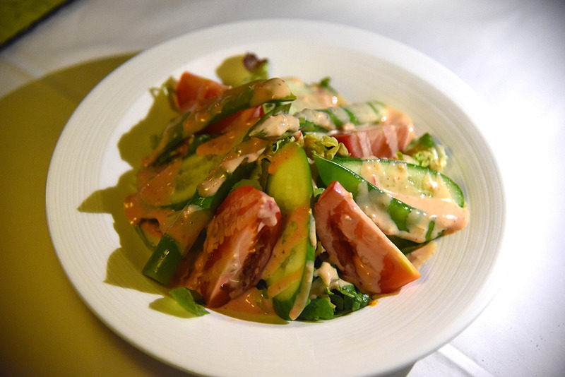 アスパラガスやトマトにレタスなどフレッシュな野菜がたっぷりのサラダ