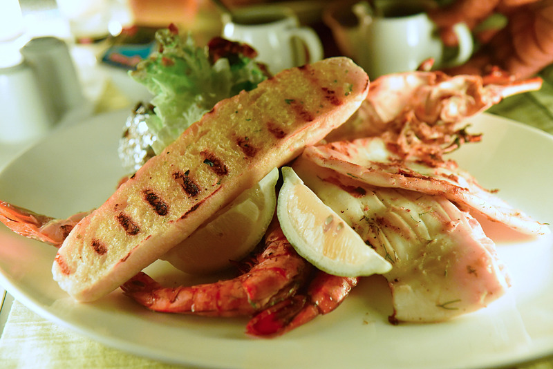 メインディッシュはビーチでBBQされたシーフードがお皿いっぱいに盛られ運ばれてくる