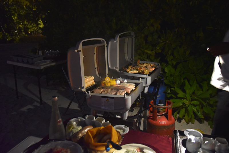 テーブルからほど近い場所でシェフが腕をふるってくれる