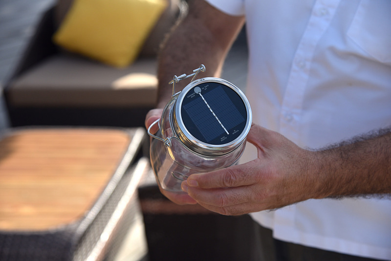 周囲の明かりはソーラーを使ったエコなタイプ