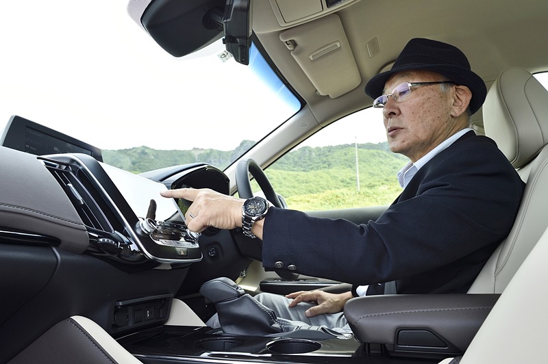 コネクティッドカーの新型クラウンでは、専任オペレーターと会話することで、美味しい食事を簡単に教えもらえる。コンシェルジェサービスがうれしい