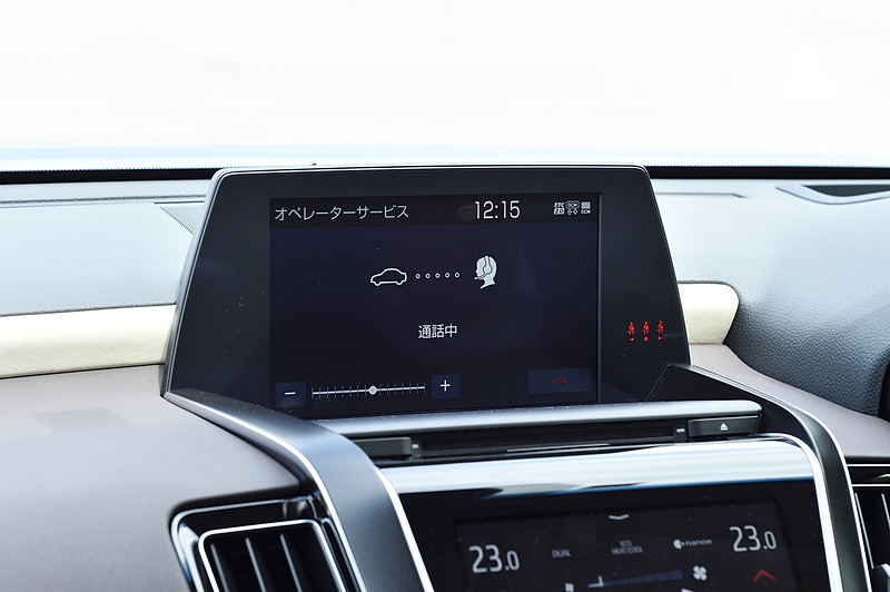 コネクティッドカーの新型クラウンでは、専任オペレーターと会話することで、美味しい食事を簡単に教えもらえる。コンシェルジェサービスがうれしい